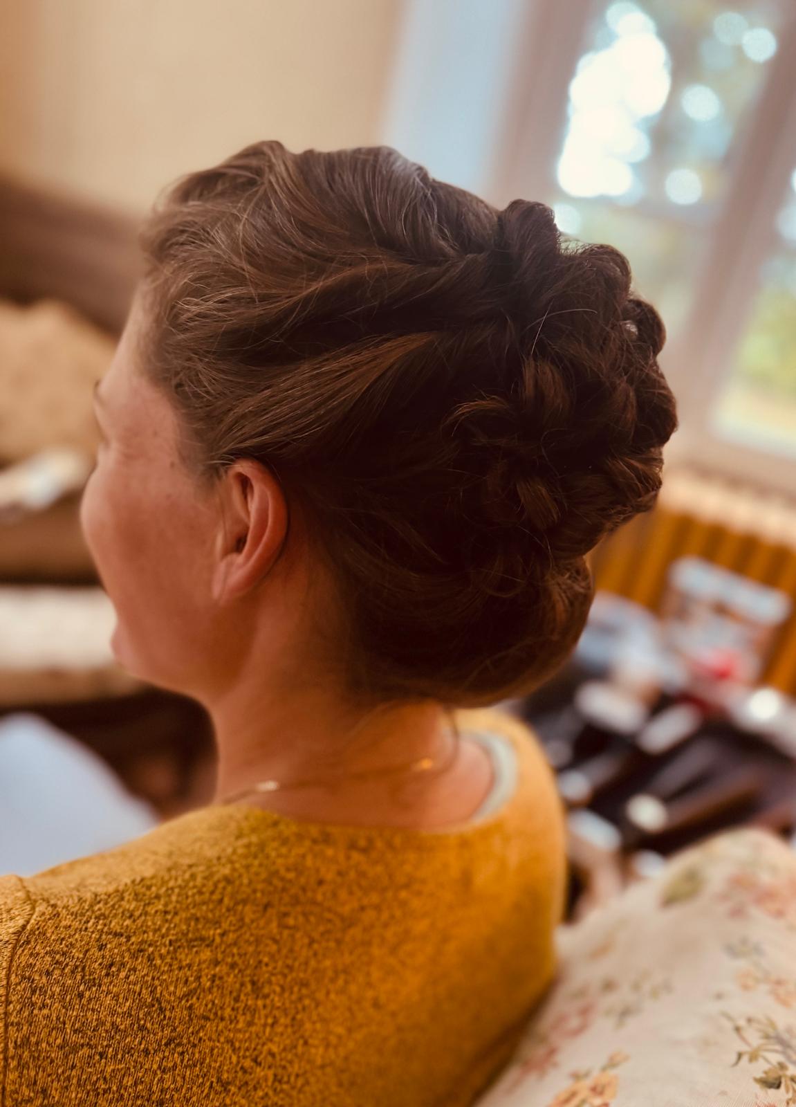 Chignon travaillé sur cheveux châtains, coiffure d'invitée de mariage