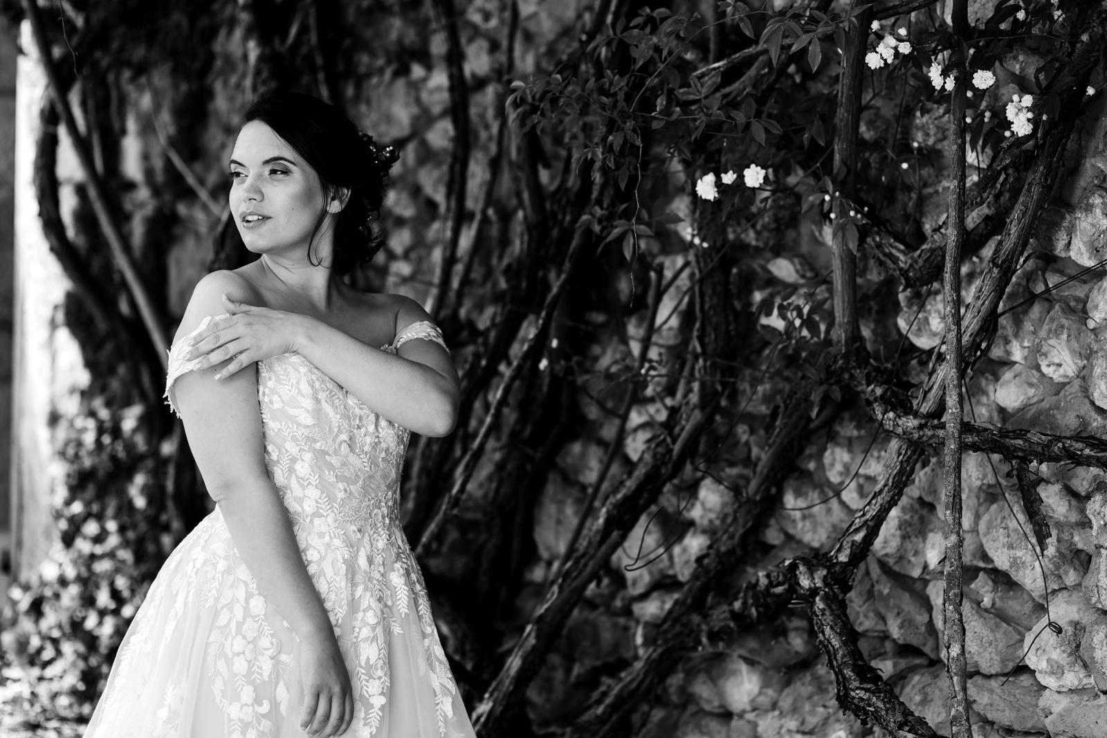 Portrait noir et blanc d'une mariée coiffée et maquillée, Périgord