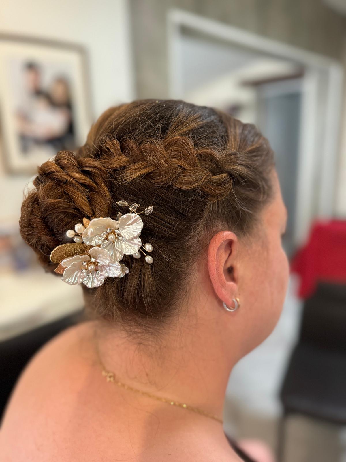 Chignon tressé avec bijou floral nacré et perles, coiffure de mariage Bergerac
