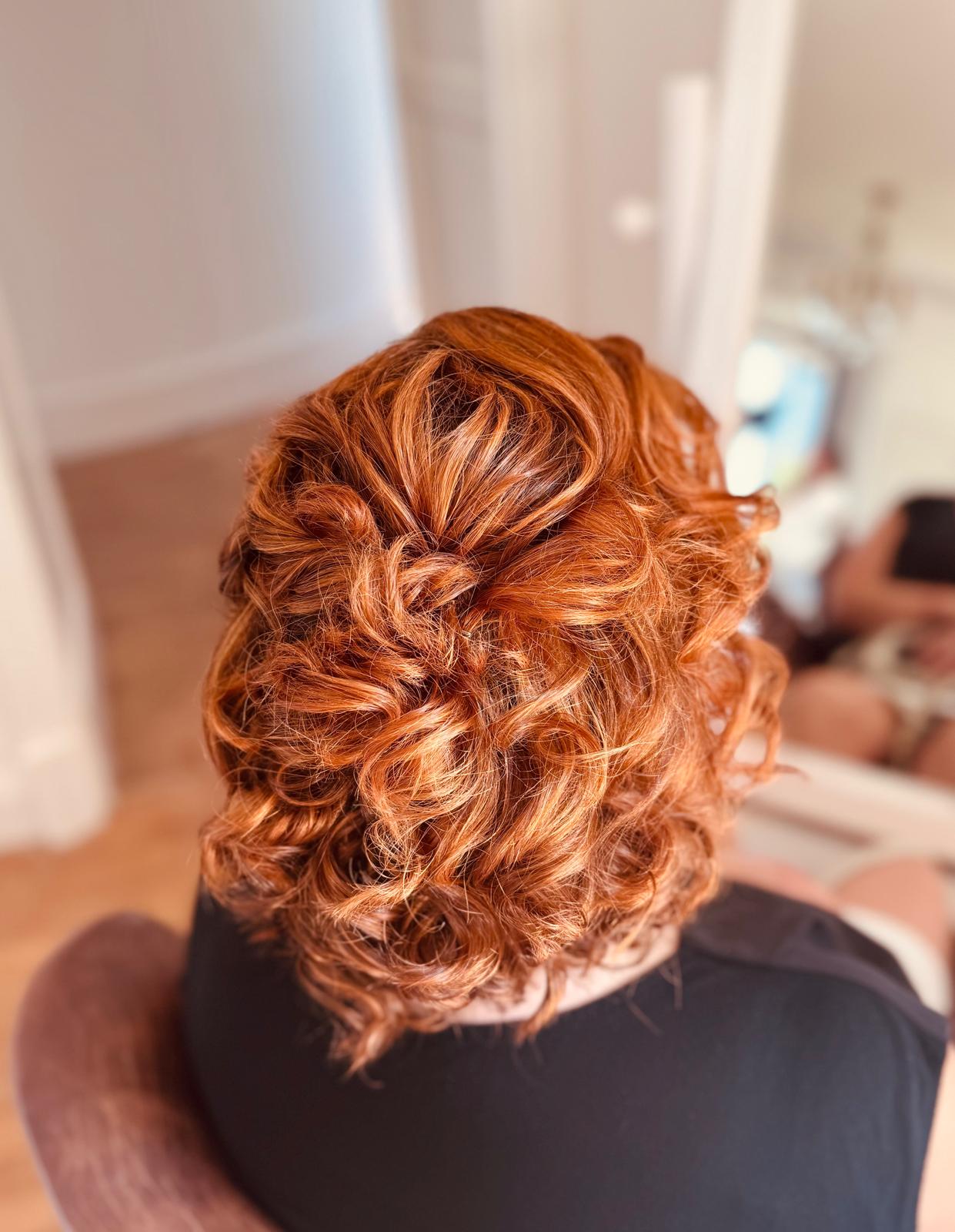 Chignon bouclé sur cheveux roux, coiffure de mariage en Dordogne