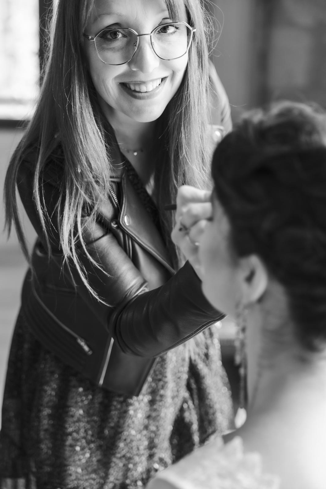 Gaëlle Bresson, coiffeuse et maquilleuse mariage à Bergerac, en plein travail
