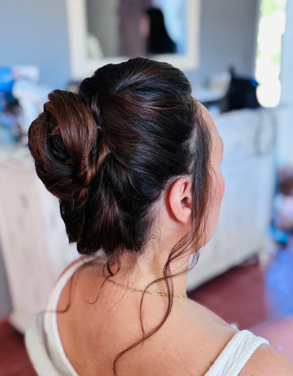 Chignon haut structuré avec mèches libres, mise en beauté mariage
