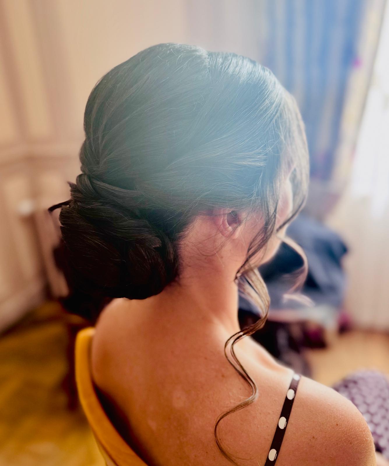 Chignon bas lissé et torsadé, coiffure de mariée élégante