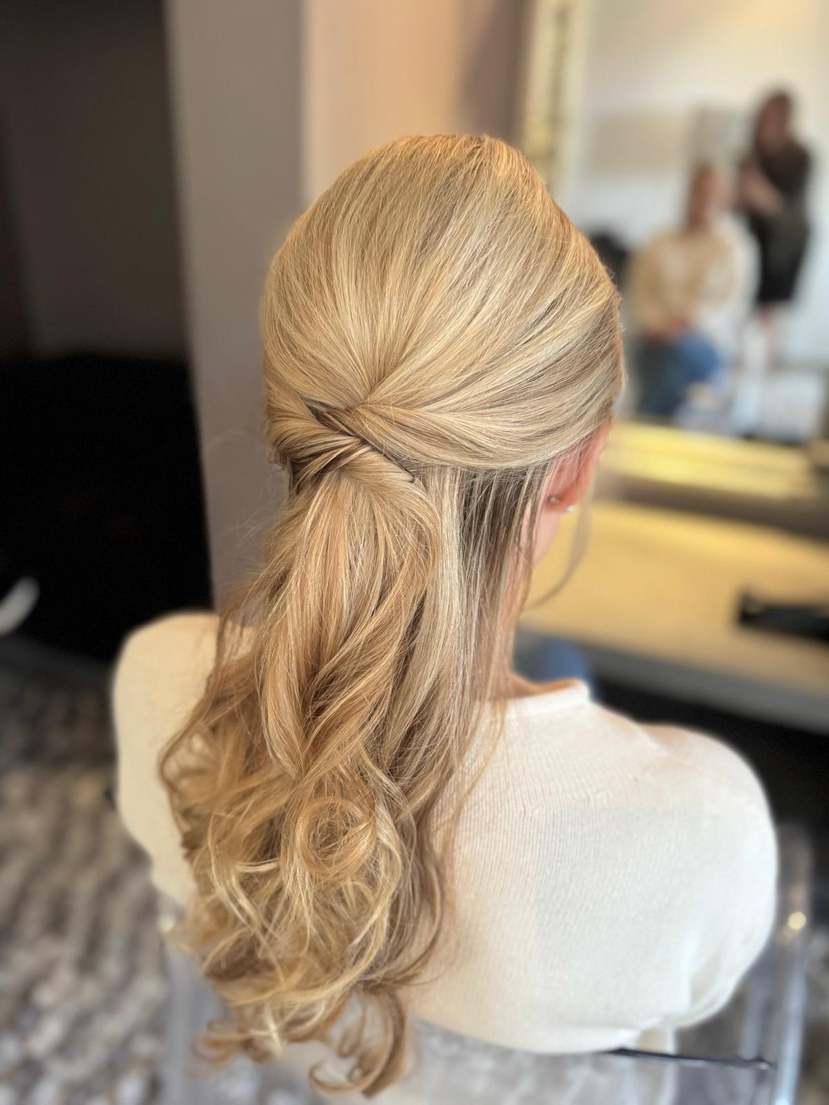 Demi-queue torsadée sur cheveux blonds bouclés, coiffure de mariage