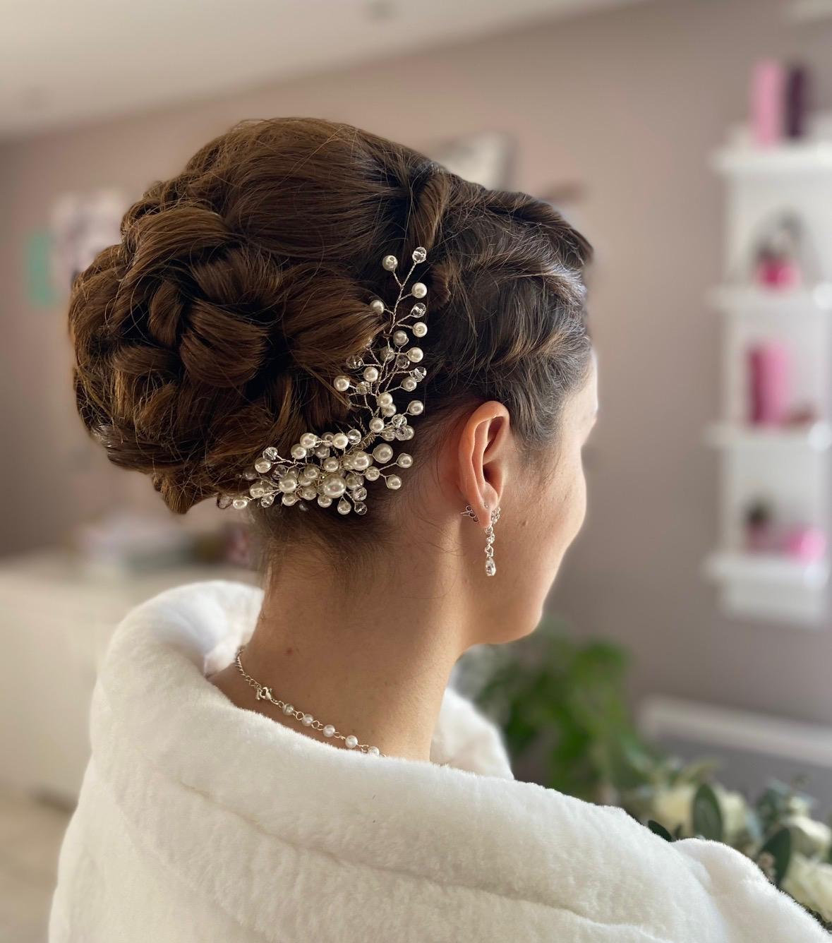 Chignon de mariée avec bijou perlé, coiffure de mariage Bergerac