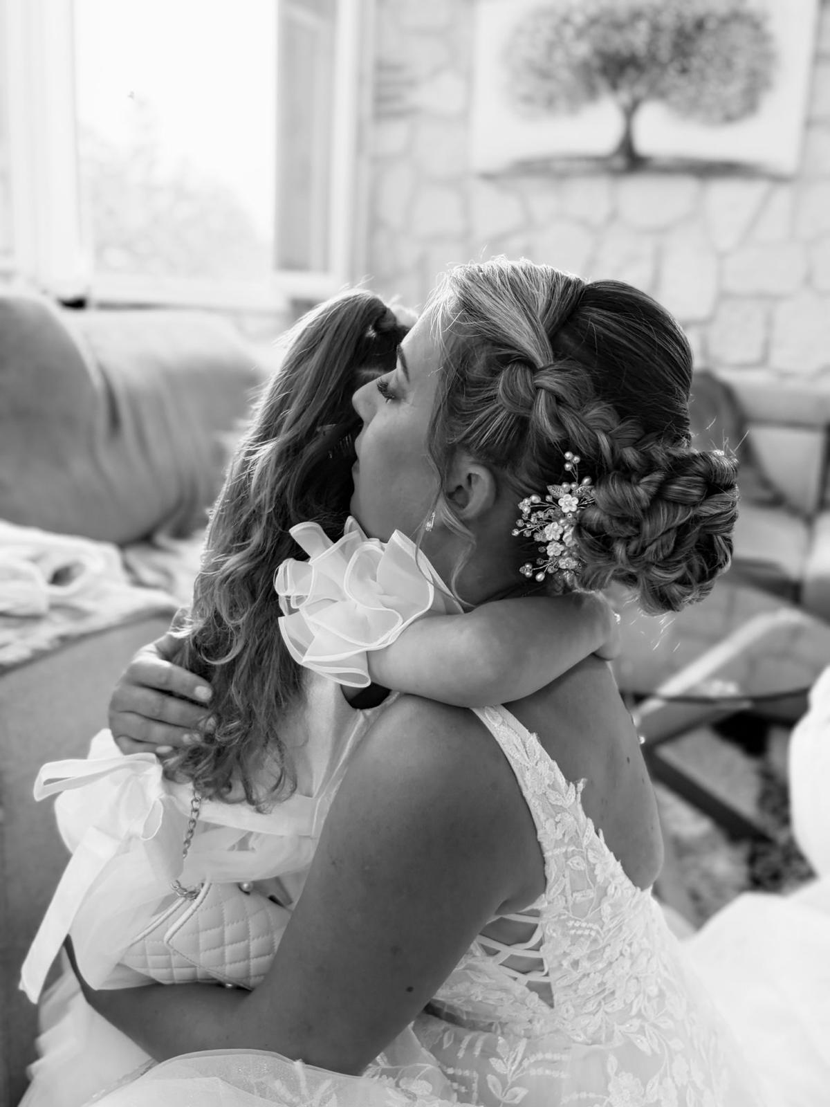 Chignon tressé de mariée avec bijou de tête, mariage en Dordogne