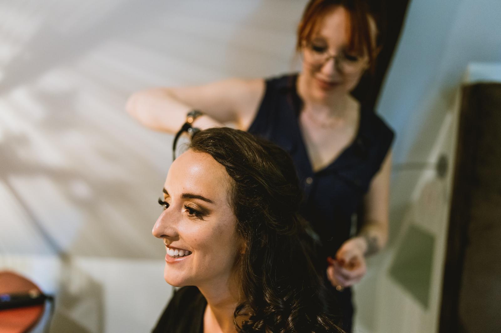 Mise en beauté d'une mariée souriante par Gaëlle Bresson