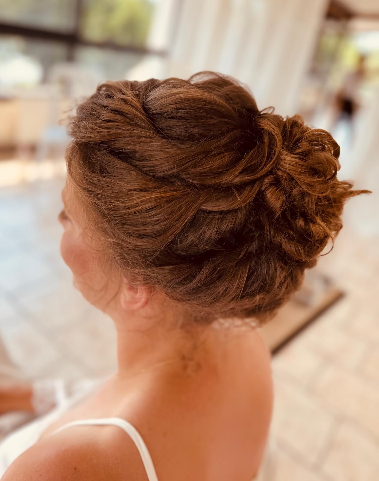 Chignon haut bouclé sur cheveux auburn, coiffure de mariée en Dordogne