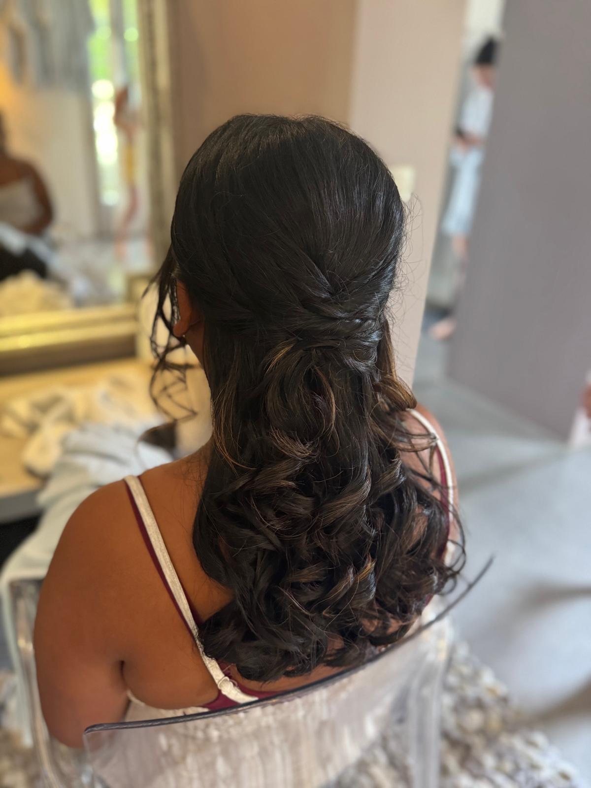 Demi-attache bouclée sur cheveux bruns, mise en beauté d'invitée