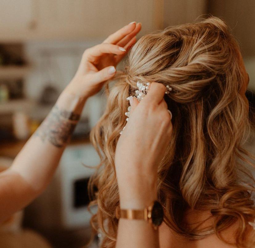 Pose d'un bijou de cheveux sur une demi-attache bouclée de mariée, Dordogne