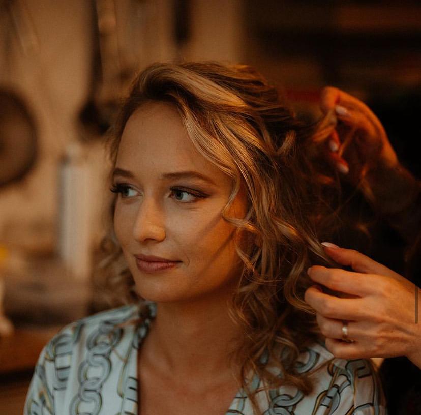 Mariée blonde au maquillage naturel pendant ses préparatifs, Bergerac