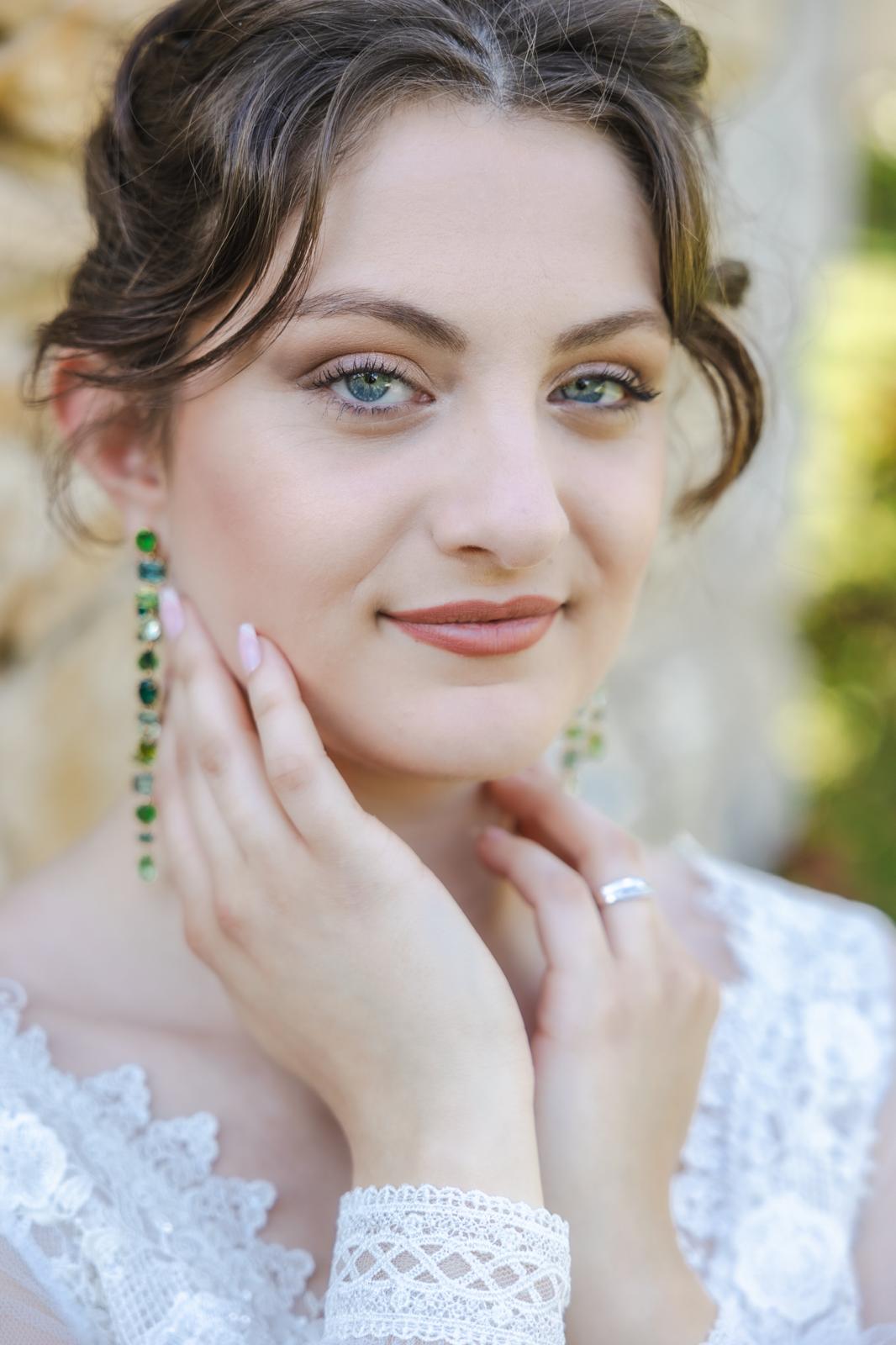 Maquillage de mariée naturel et lumineux, yeux verts, mariage en Dordogne