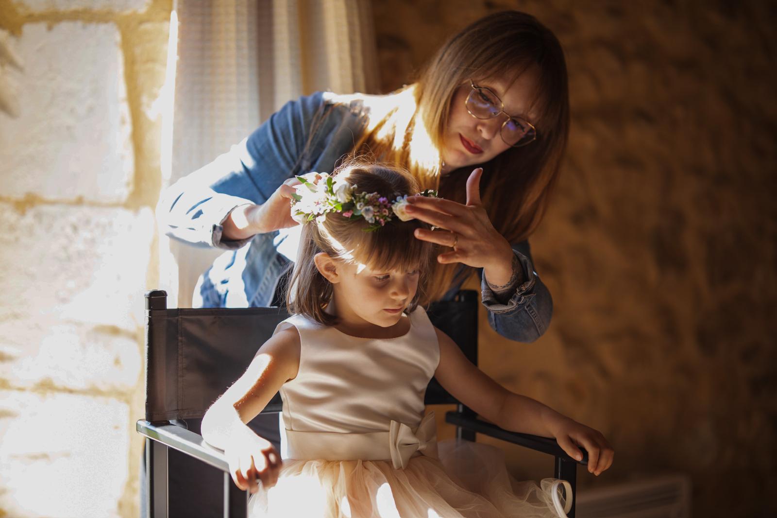 Mise en beauté d'une enfant d'honneur avec couronne de fleurs, mariage à Bergerac