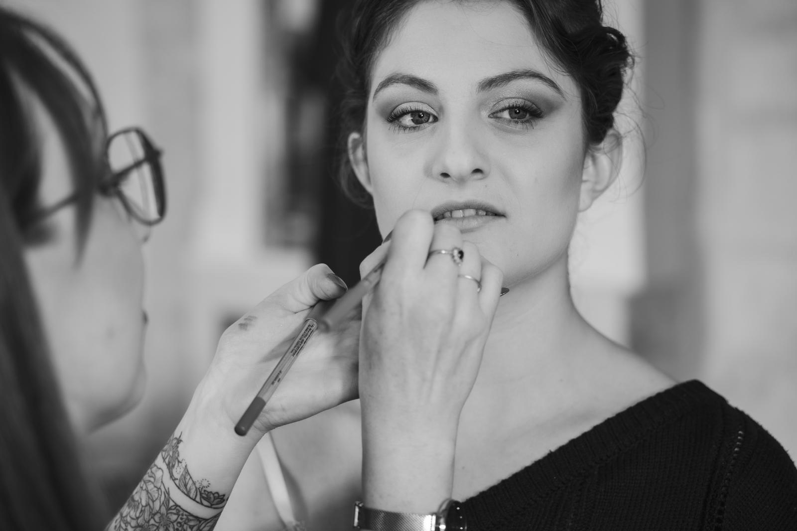 Mise en beauté du regard et des lèvres d'une mariée, noir et blanc