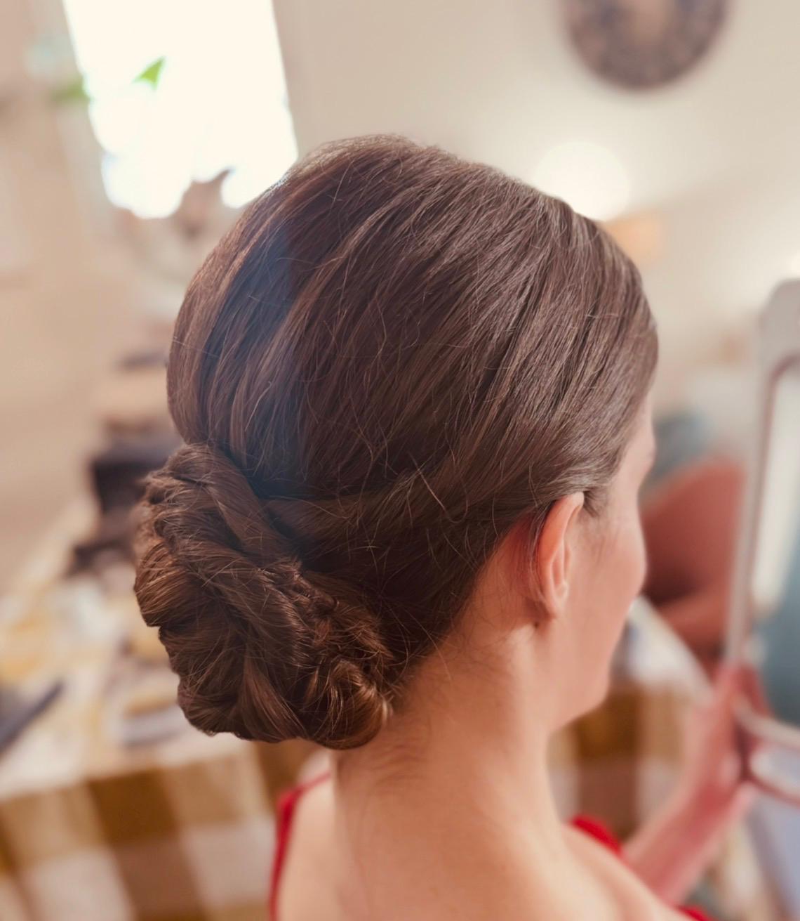 Chignon bas tressé et lisse, coiffure de mariage Dordogne
