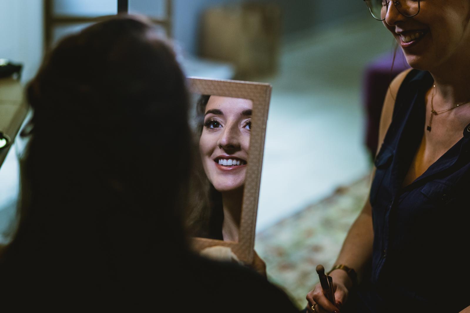 La mariée découvre son maquillage dans le miroir, préparatifs à Bergerac